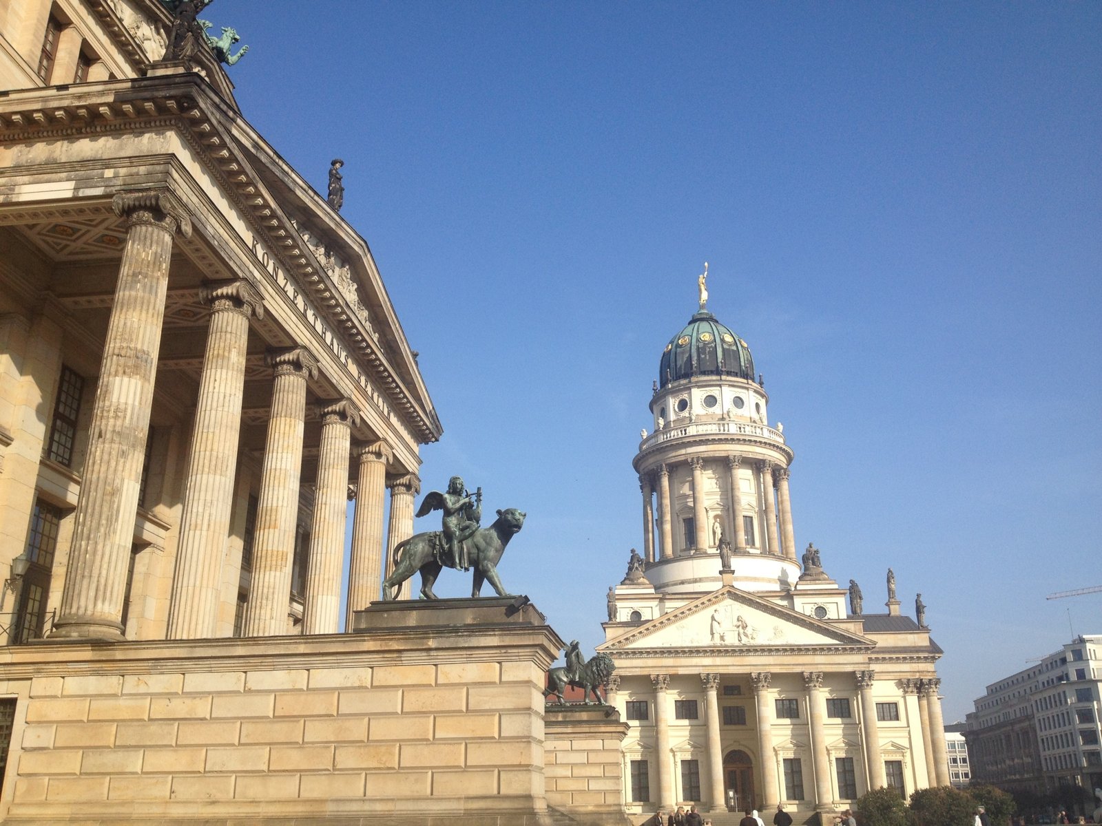 El Gendarmenmarkt con la Catedral Francesa