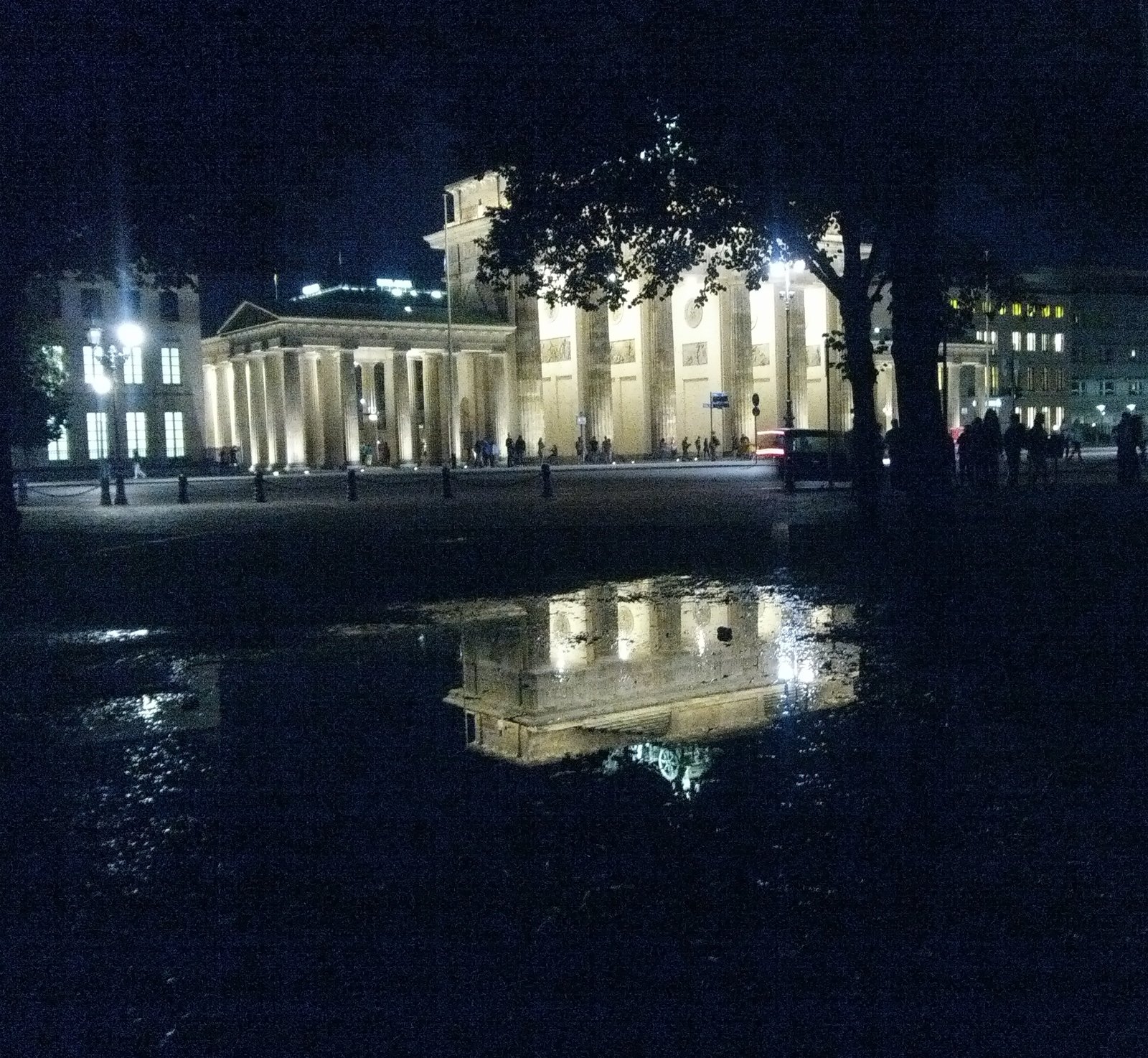 La Puerta de Brandeburgo iluminada de noche