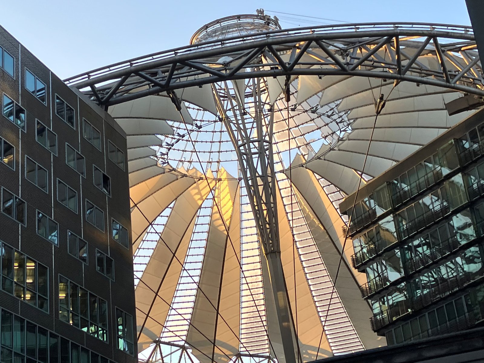 La cúpula del Sony Center en la Plaza de Potsdam