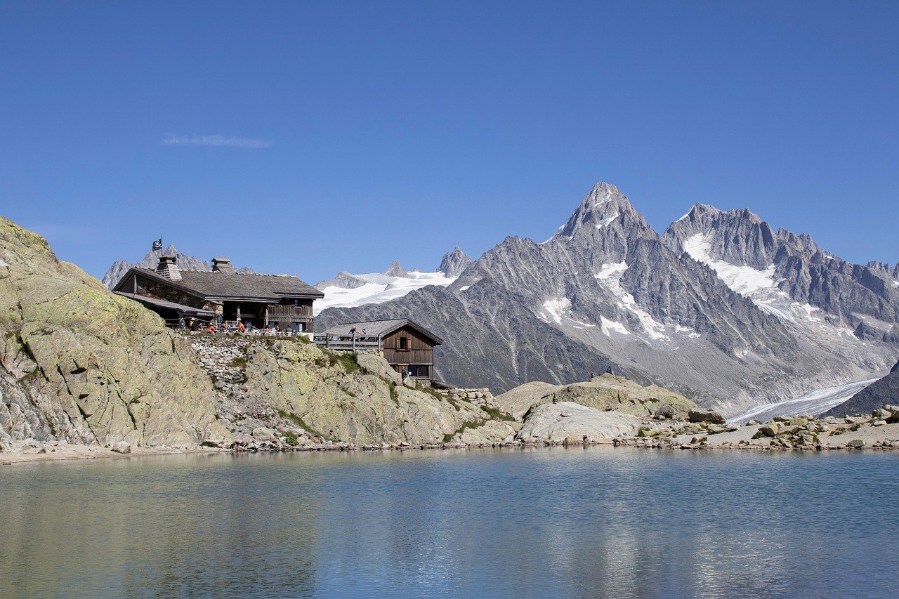 Lac Blanc and its mountain hut facing the Mont Blanc massif