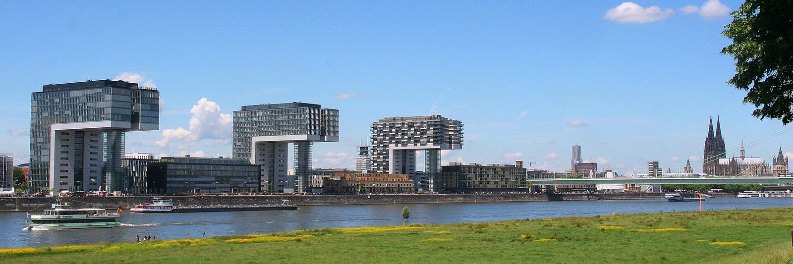 Panorama du Rhin et de la vieille ville de Cologne