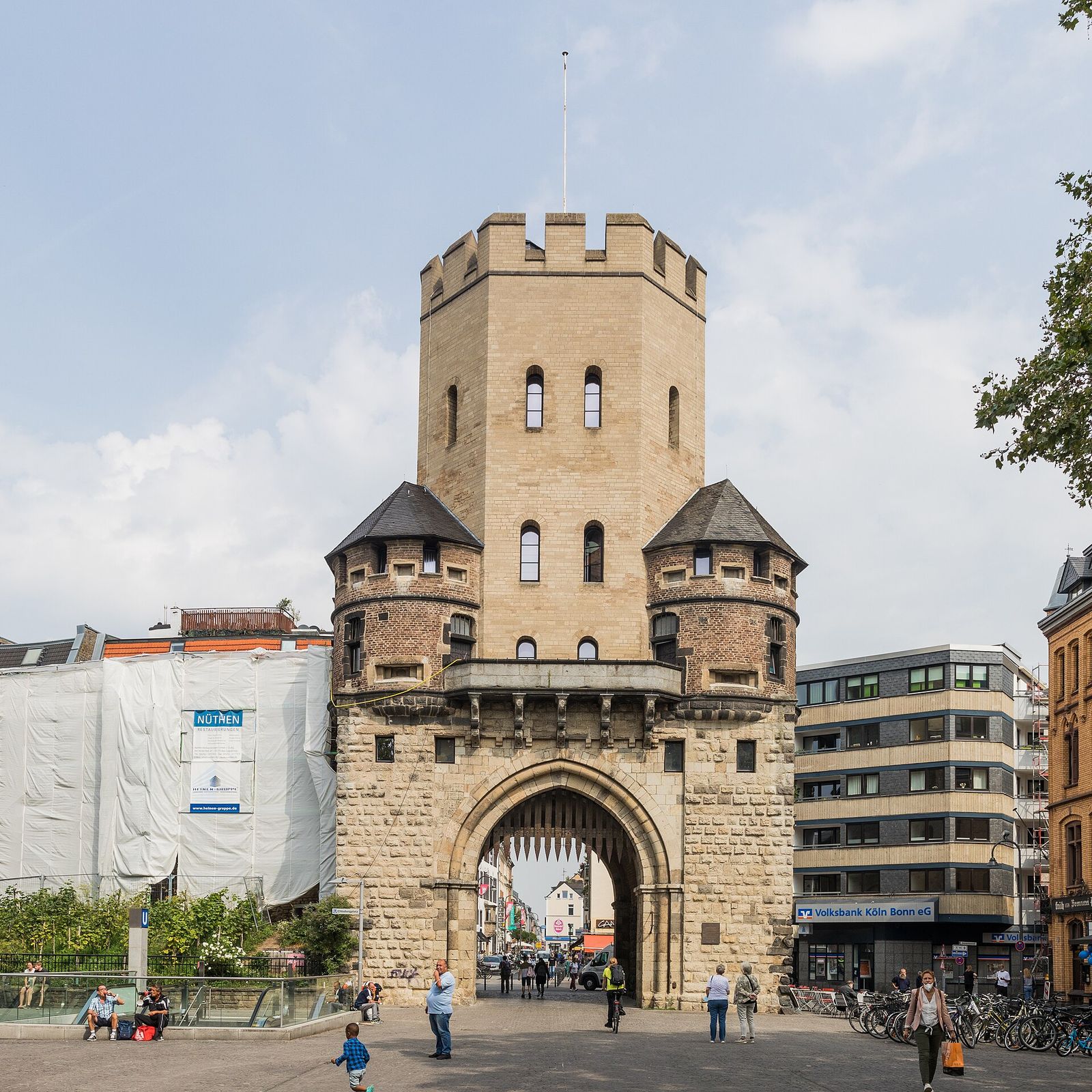 La porte Severinstor, sur la Chlodwigplatz