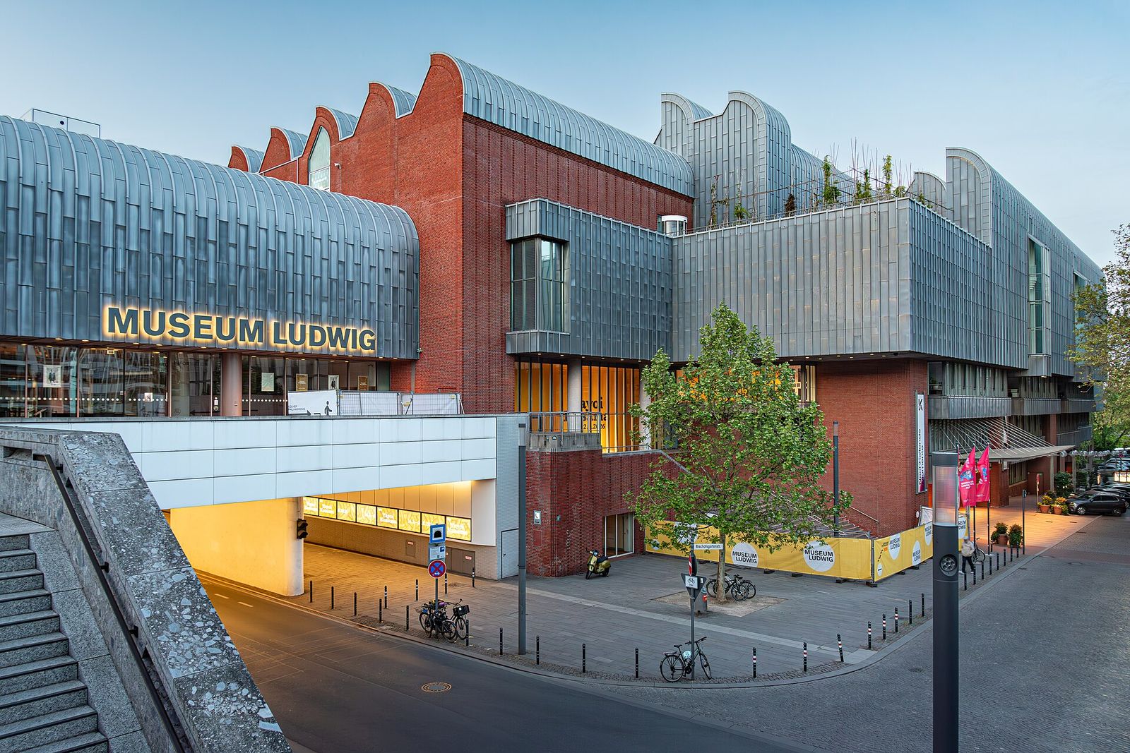 Le musée Ludwig, vu de l'extérieur