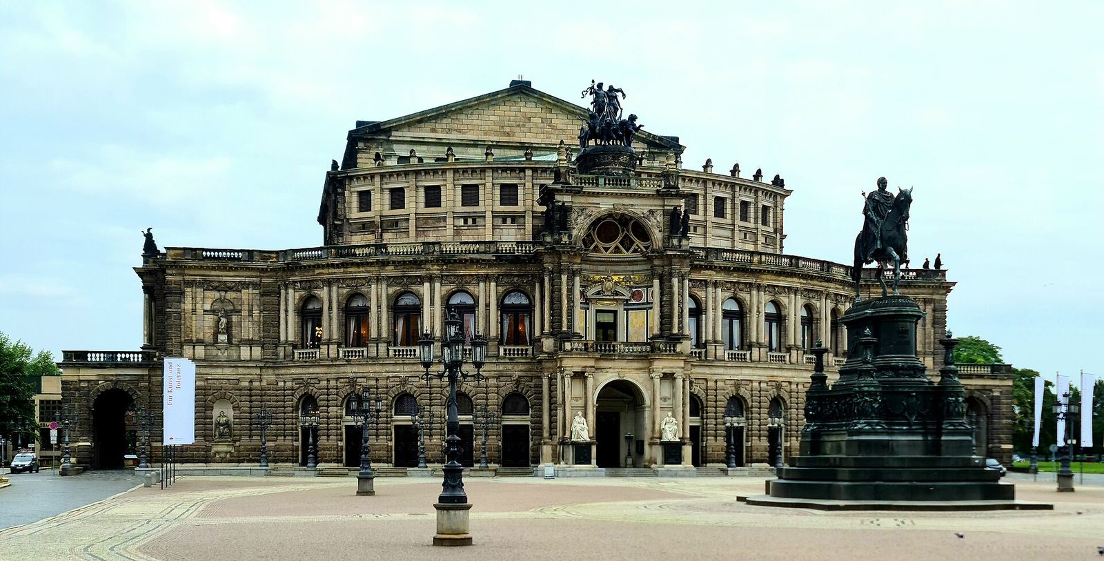 L'opéra Semper, la Theaterplatz et la statue du roi Jean