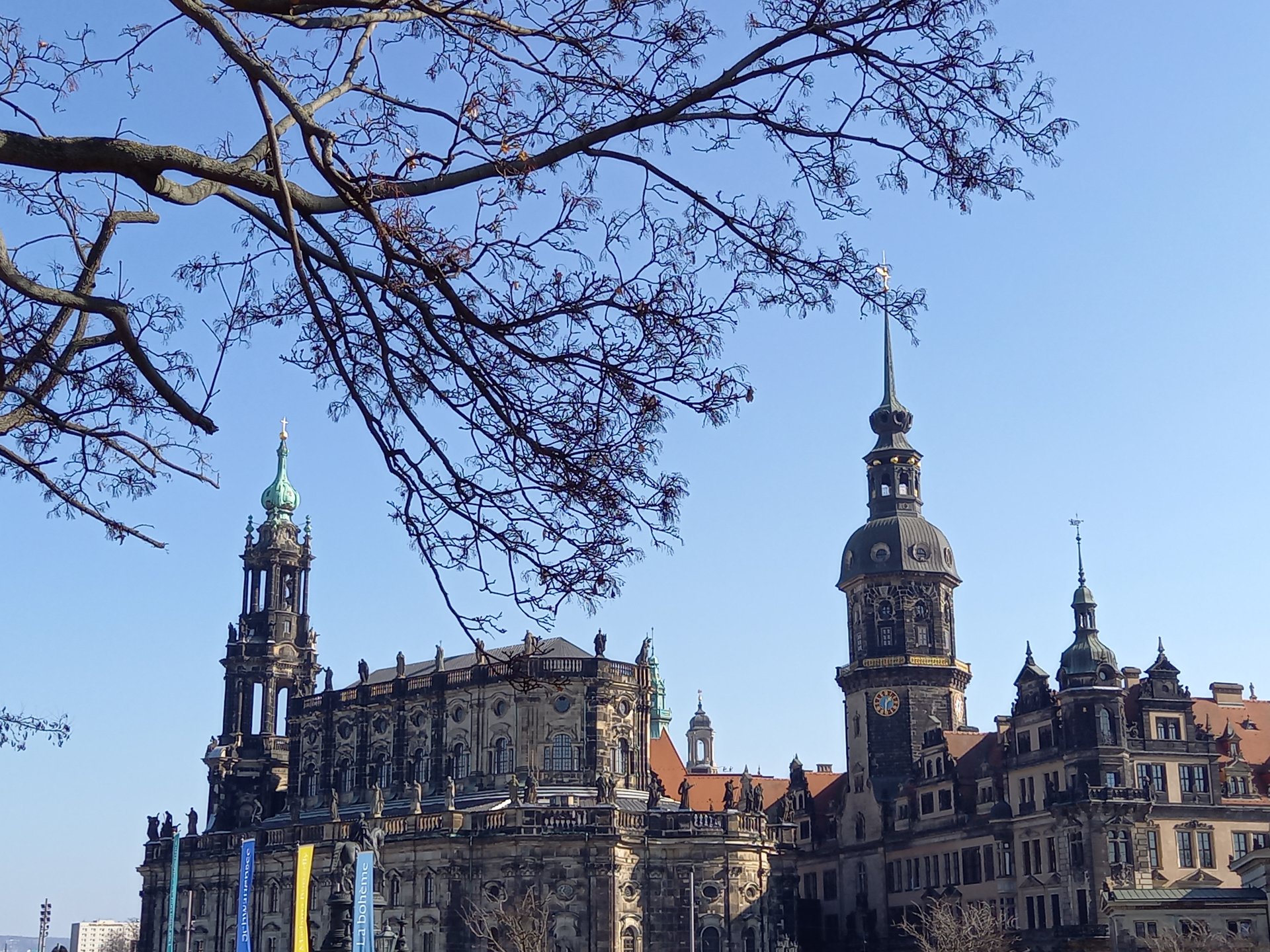Katholische Hofkirche und Residenzschloss in Dresden