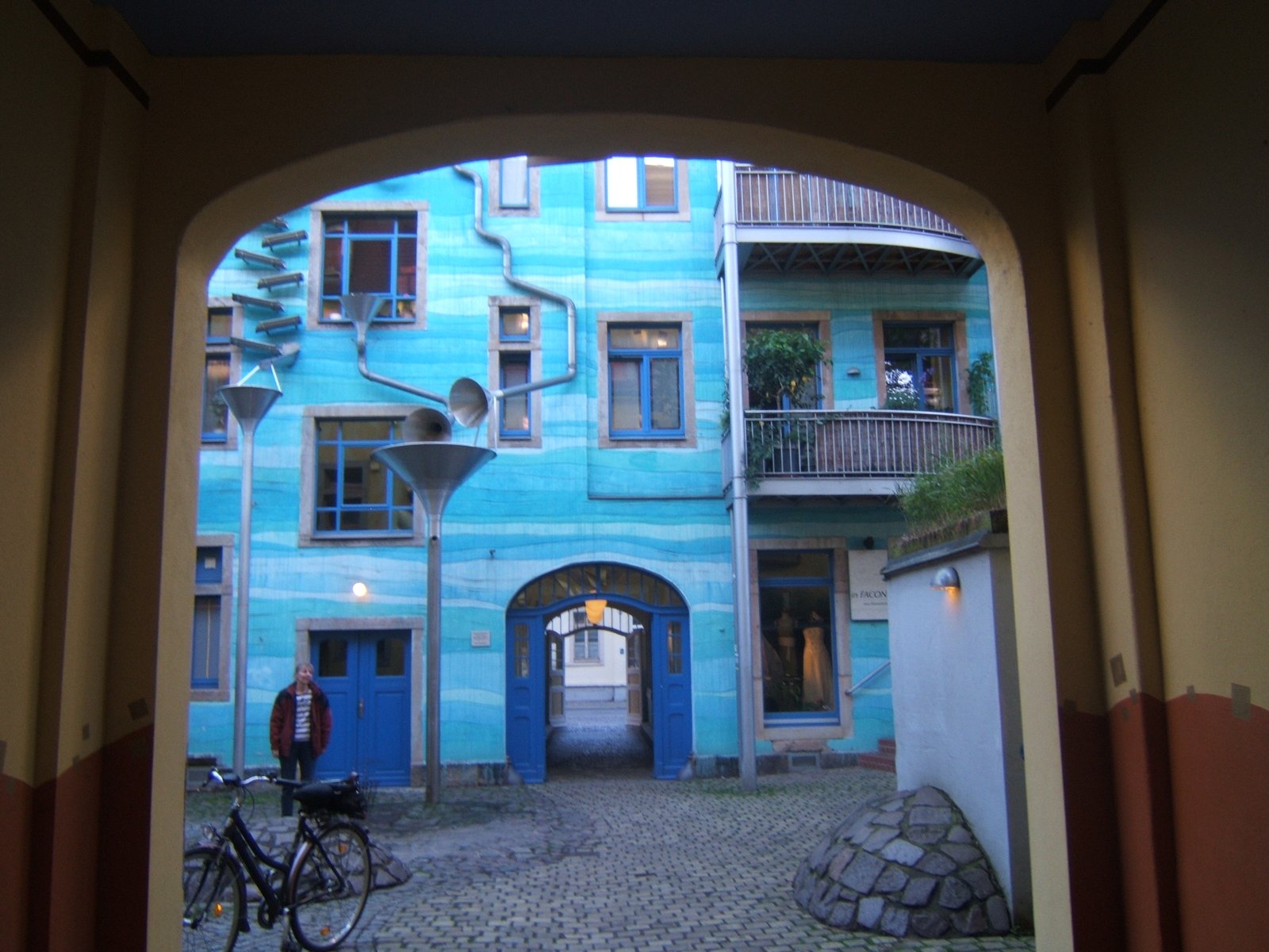 Der Hof der Elemente in der Kunsthofpassage der Äußeren Neustadt