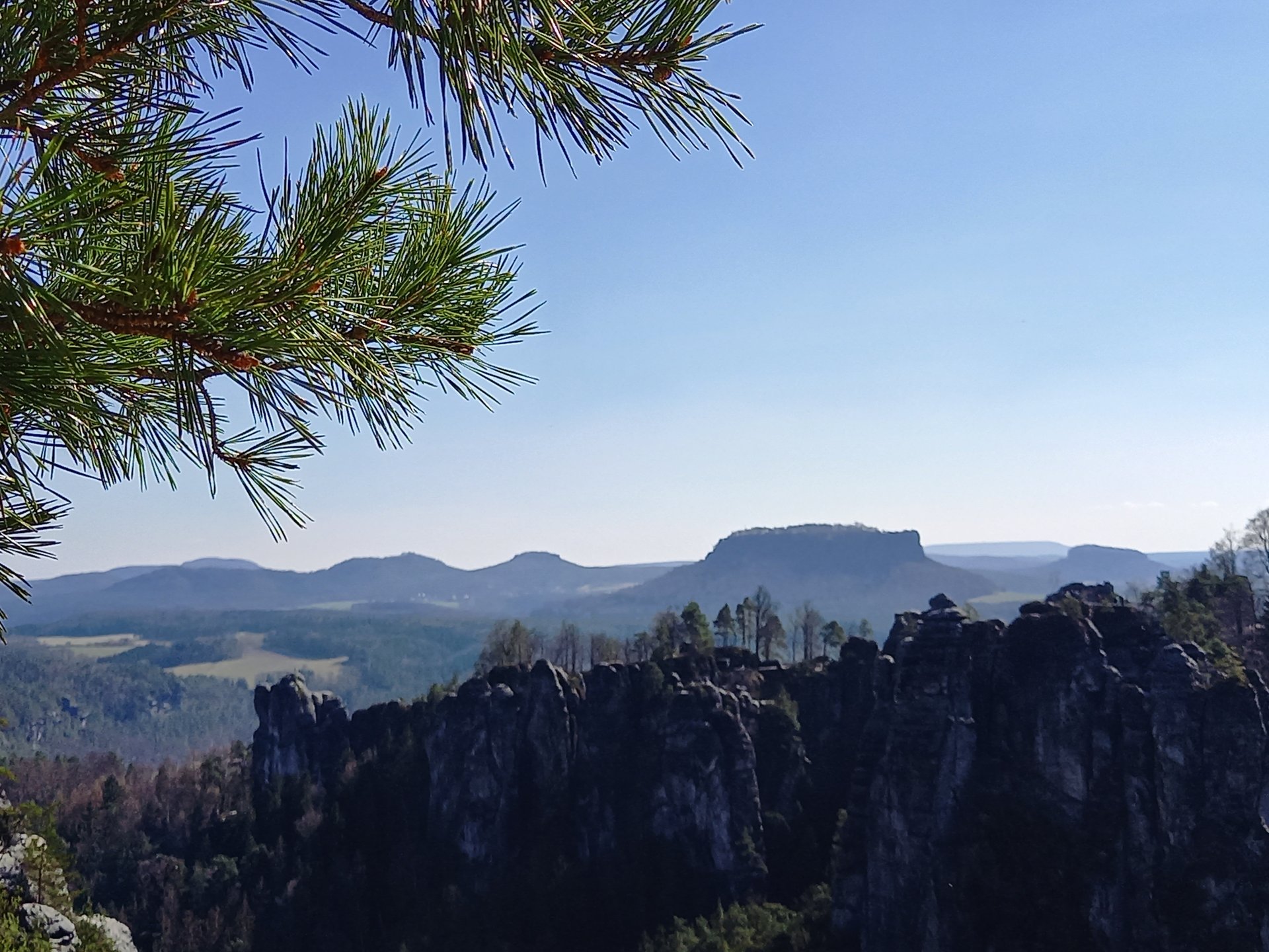 Felsen der Sächsischen Schweiz mit Blick auf die Tafelberge