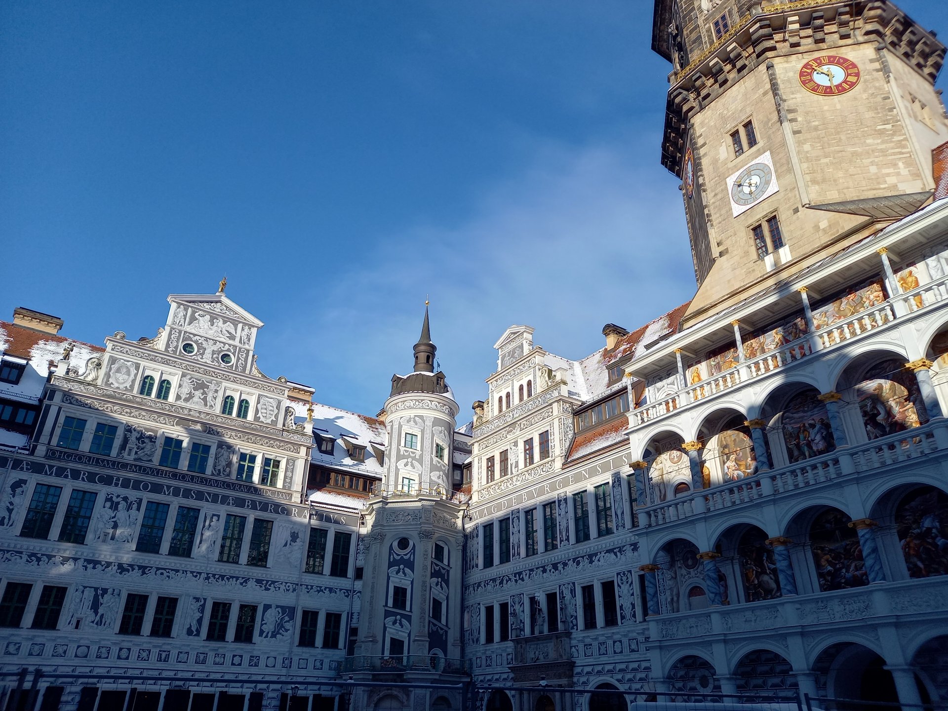 Der Große Schlosshof des Dresdner Residenzschlosses mit dem Hausmannsturm