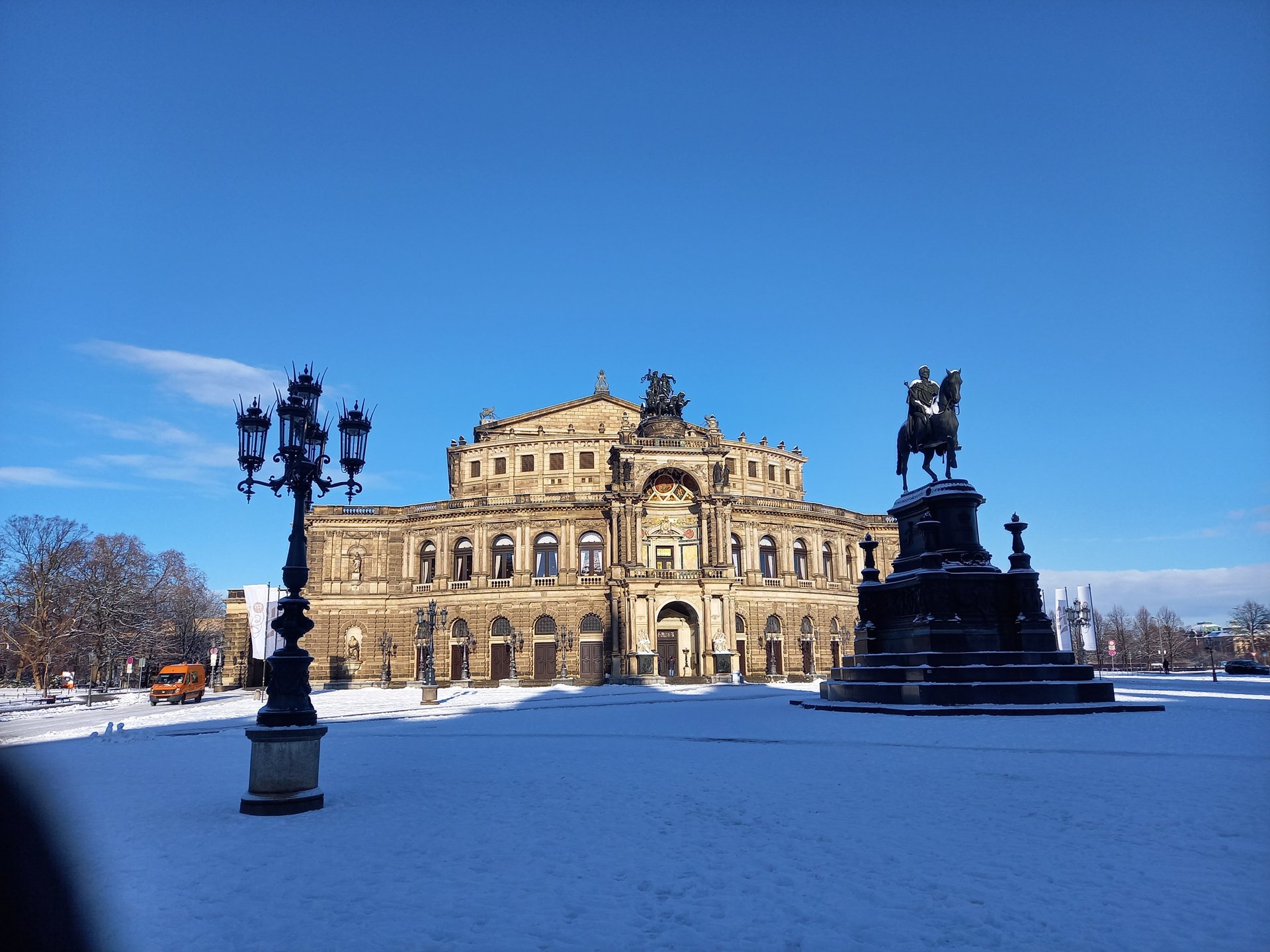 Die Semperoper und das Reiterstandbild König Johanns auf dem Theaterplatz im Schnee