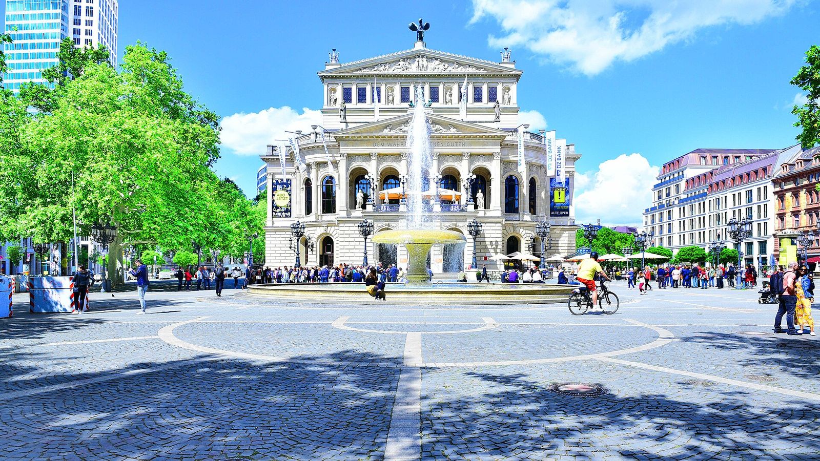 L'Alte Oper et l'Opernplatz, à Francfort
