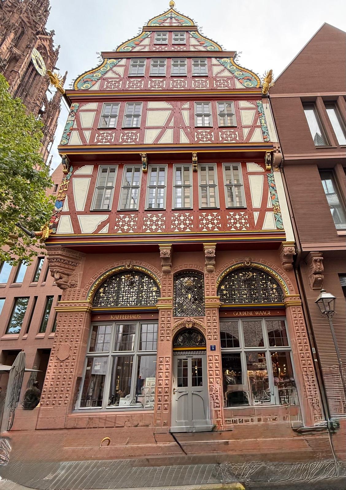 La casa Goldene Waage nella città vecchia di Francoforte