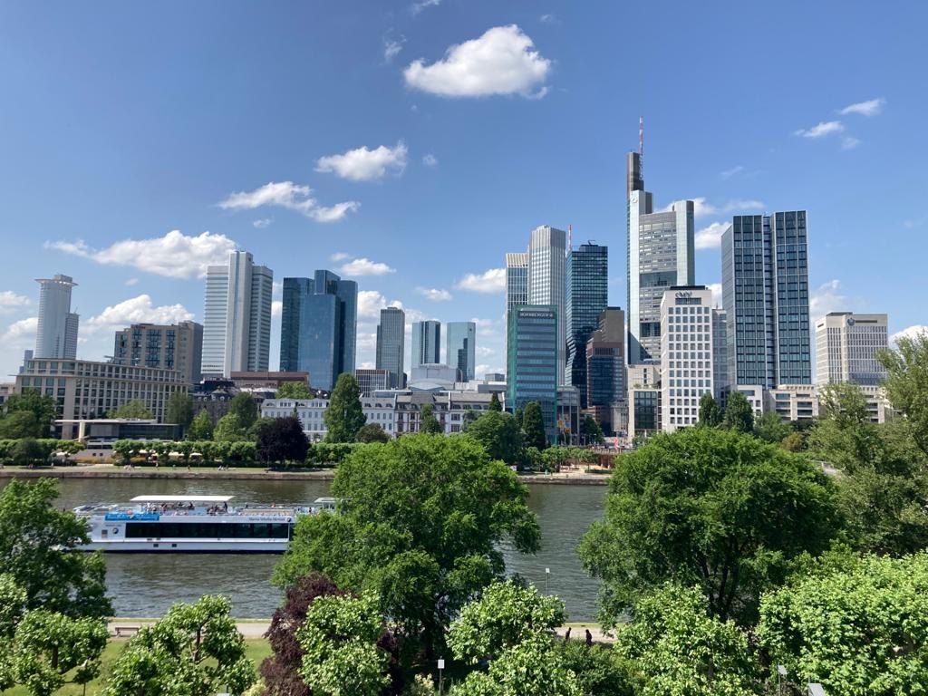 Lo skyline di Francoforte visto dal Meno