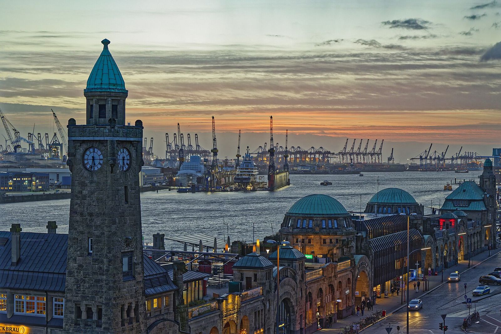 Les Landungsbrücken, embarcadères du port de Hambourg