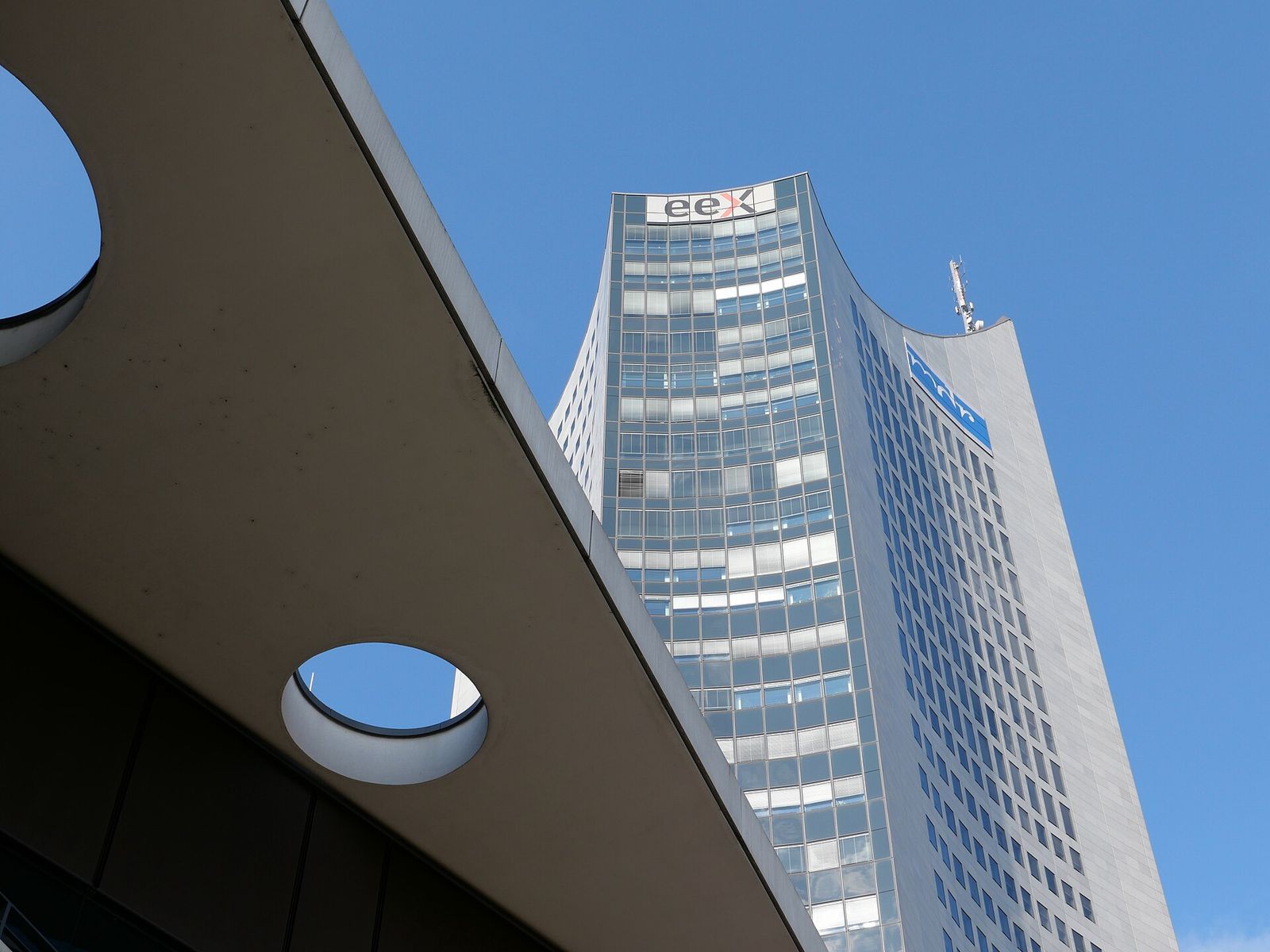 La tour City-Hochhaus et le centre-ville de Leipzig