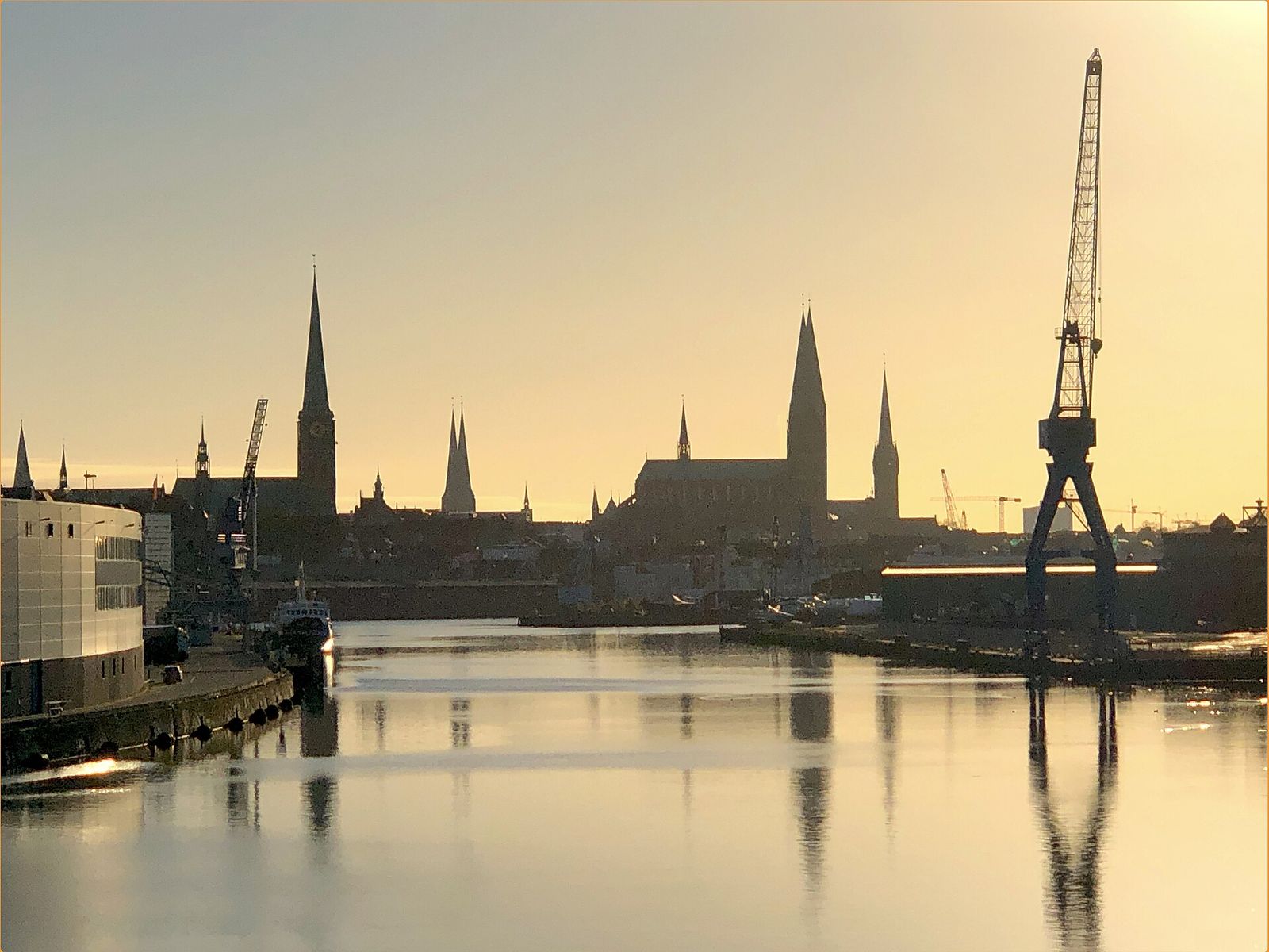 L'église Sainte-Marie et la silhouette de la vieille ville de Lübeck