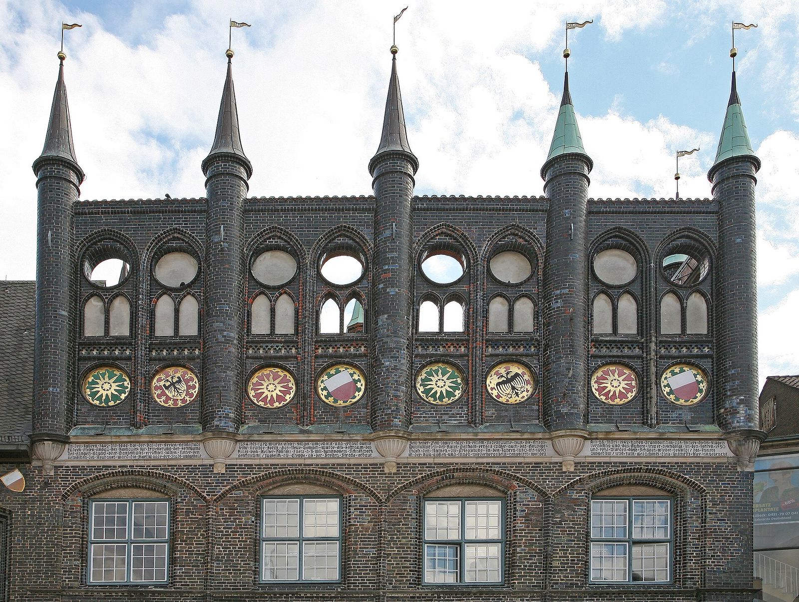 L'hôtel de ville de Lübeck, côté marché