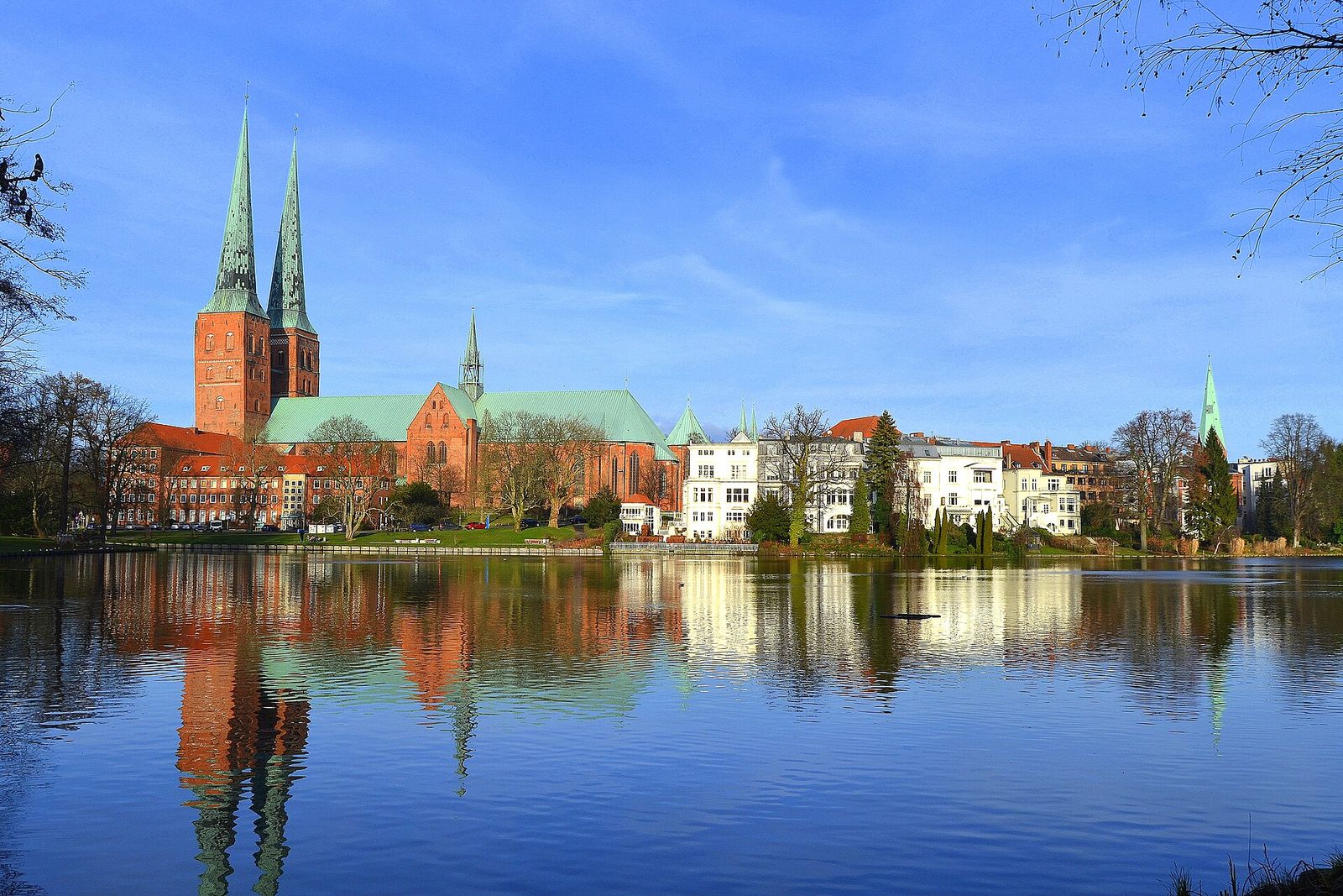 La cathédrale de Lübeck au-dessus de l'étang du Moulin