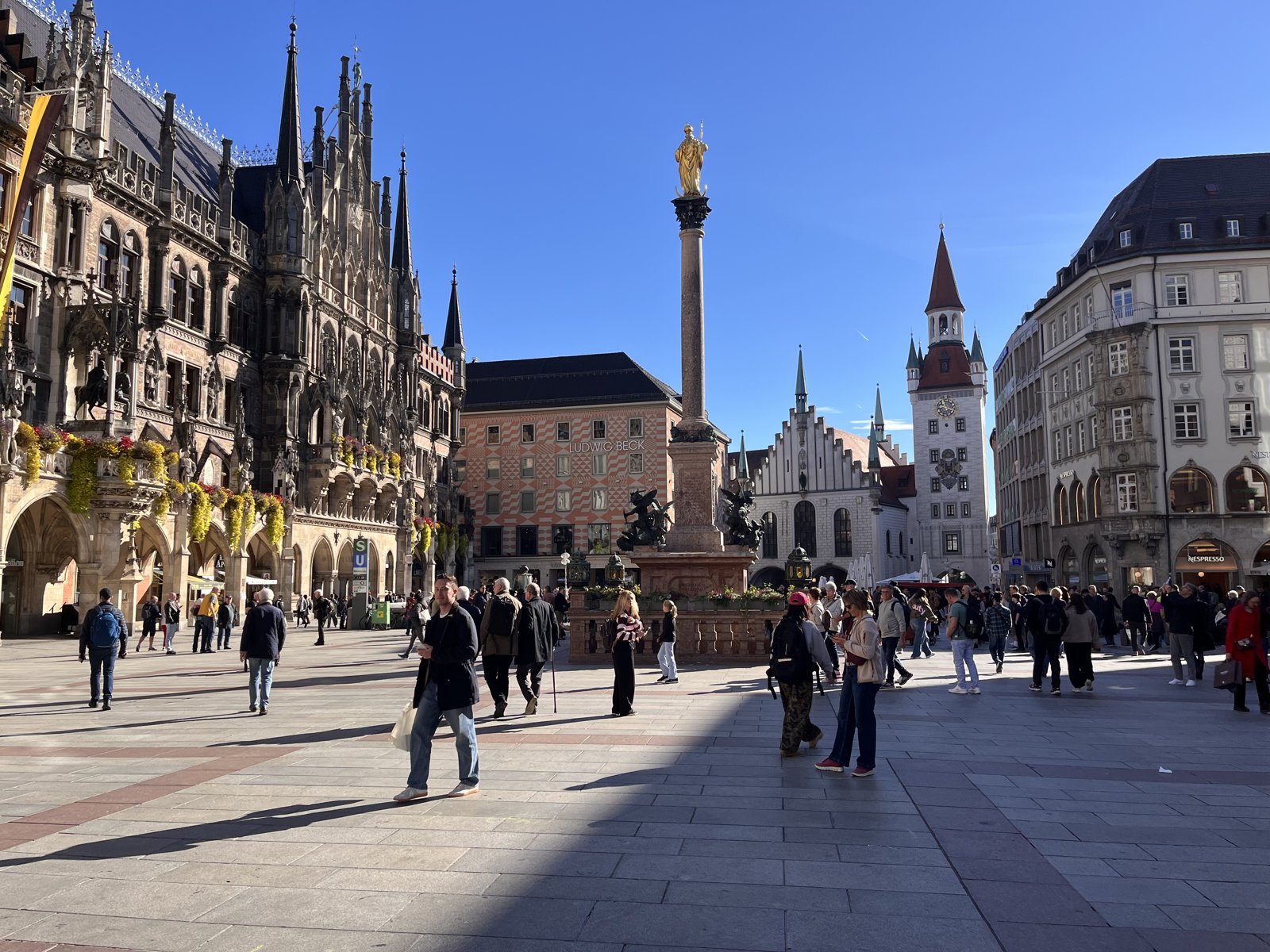 La Marienplatz con il Nuovo Municipio e la colonna della Madonna