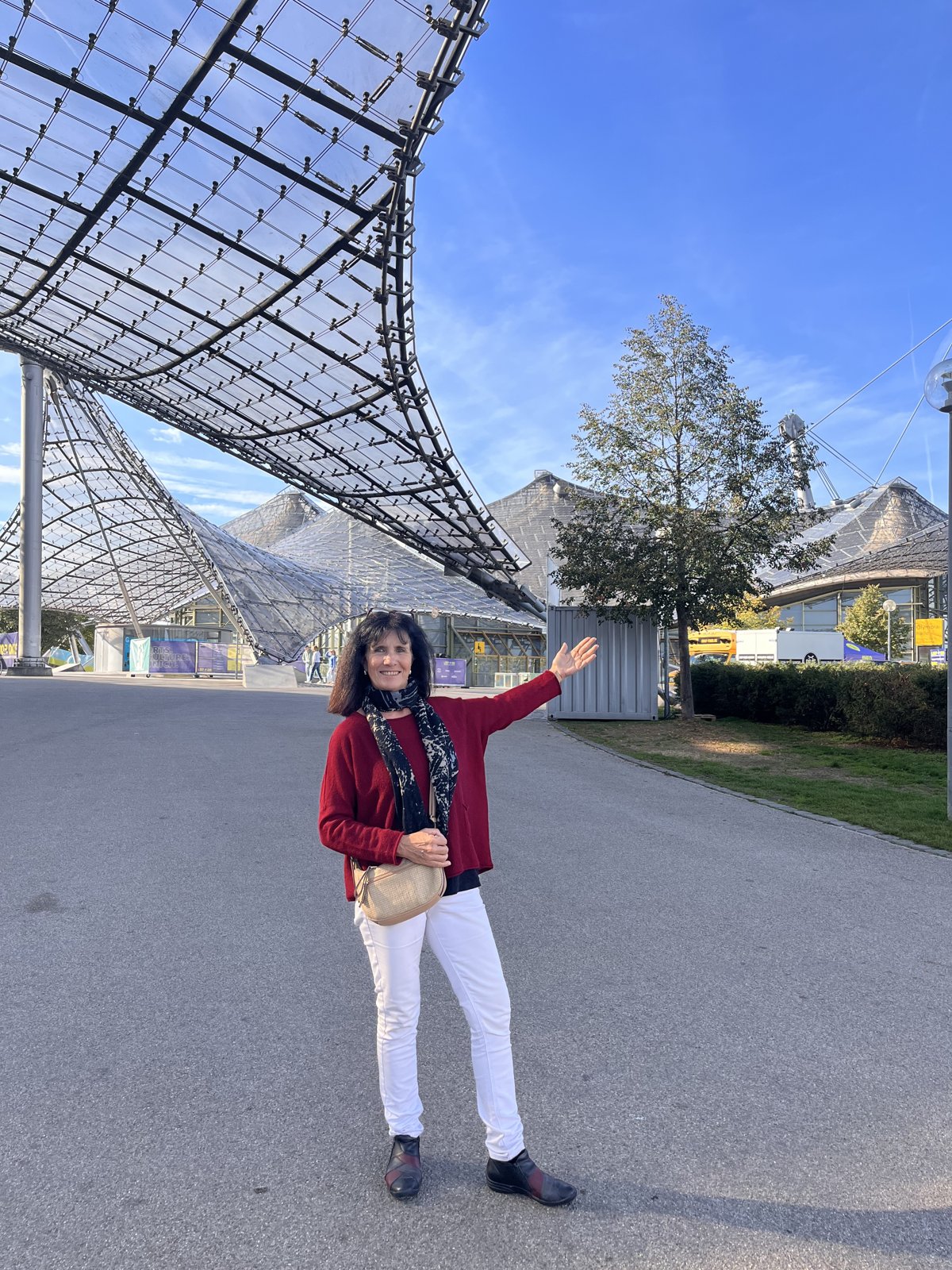 Anne Bertrand nel parco olimpico sotto la tensostruttura di Behnisch