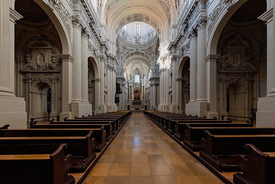 La nef d'une église baroque de Munich