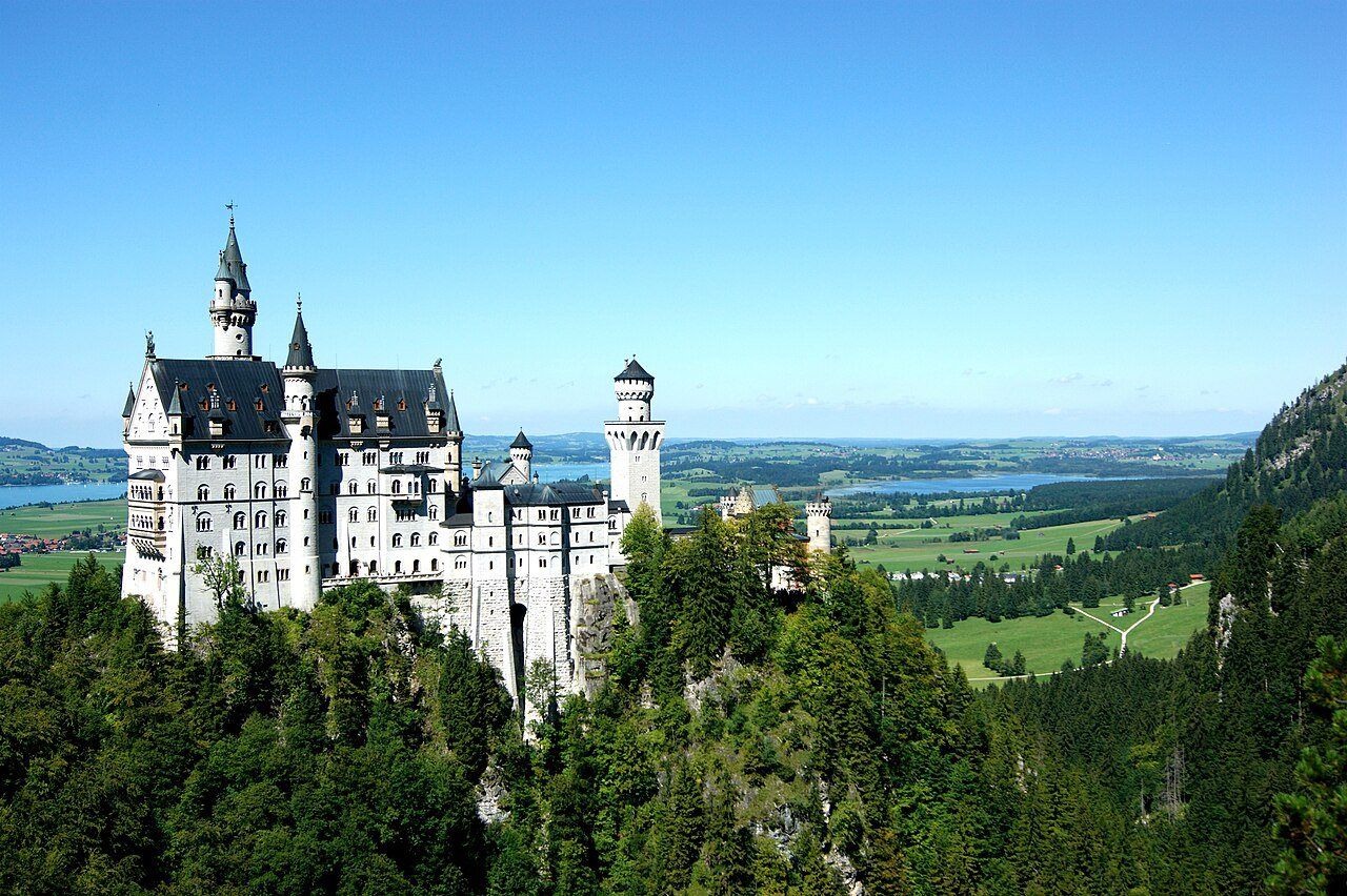 Le château de Neuschwanstein dans les Préalpes bavaroises