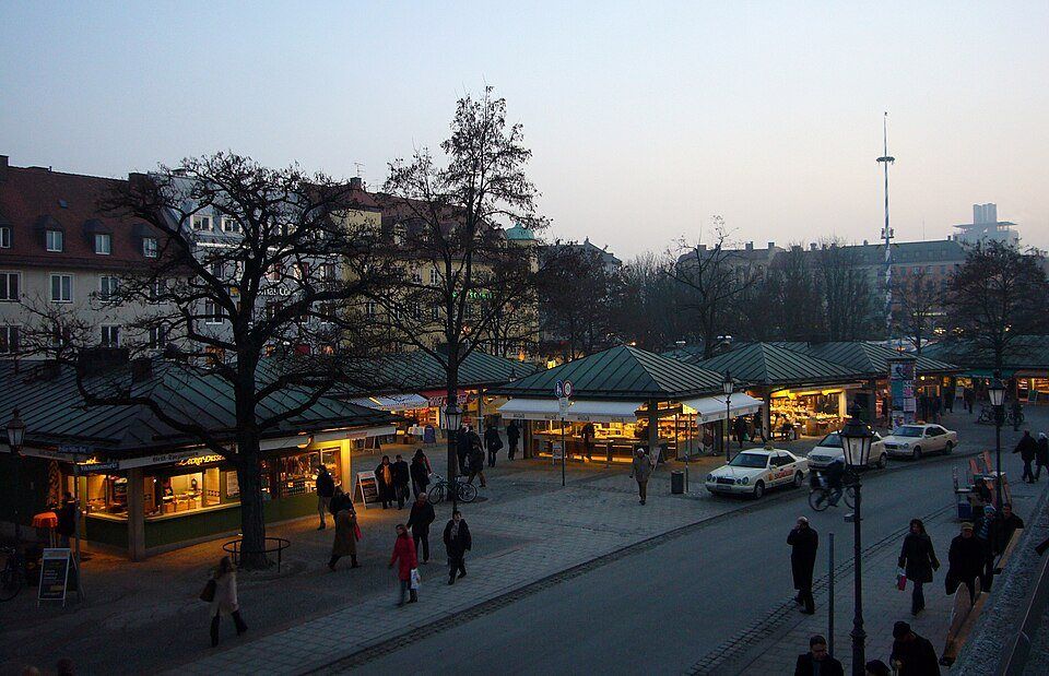 Les étals du Viktualienmarkt de Munich au crépuscule