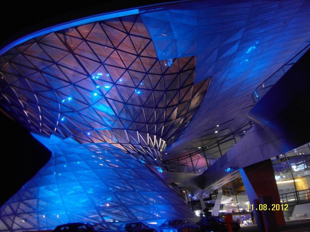 La toiture de verre du BMW Welt illuminée en bleu
