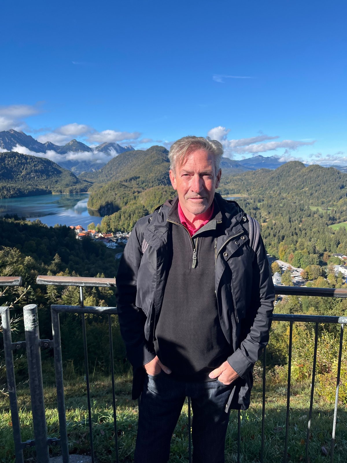 Yves Vatin-Pérignon en randonnée, au-dessus d’une vallée des Préalpes