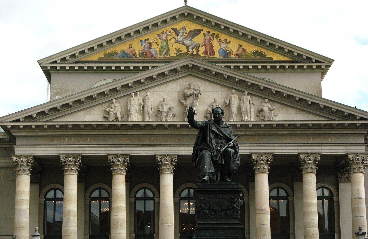 Le Théâtre national de Munich et la statue de Maximilien Ier Joseph de Bavière
