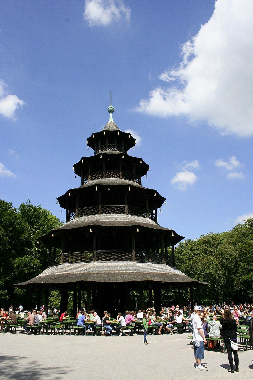 La tour chinoise et son Biergarten dans le Jardin anglais de Munich
