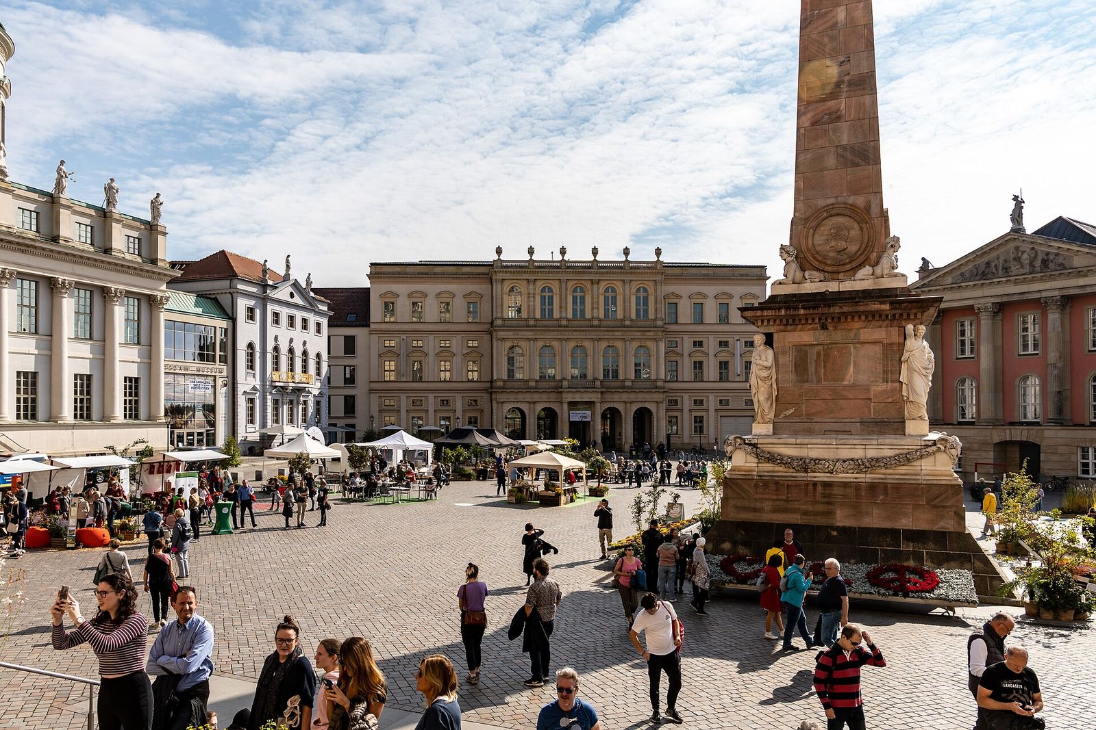 L'ancien marché, l'église Saint-Nicolas et le château de ville