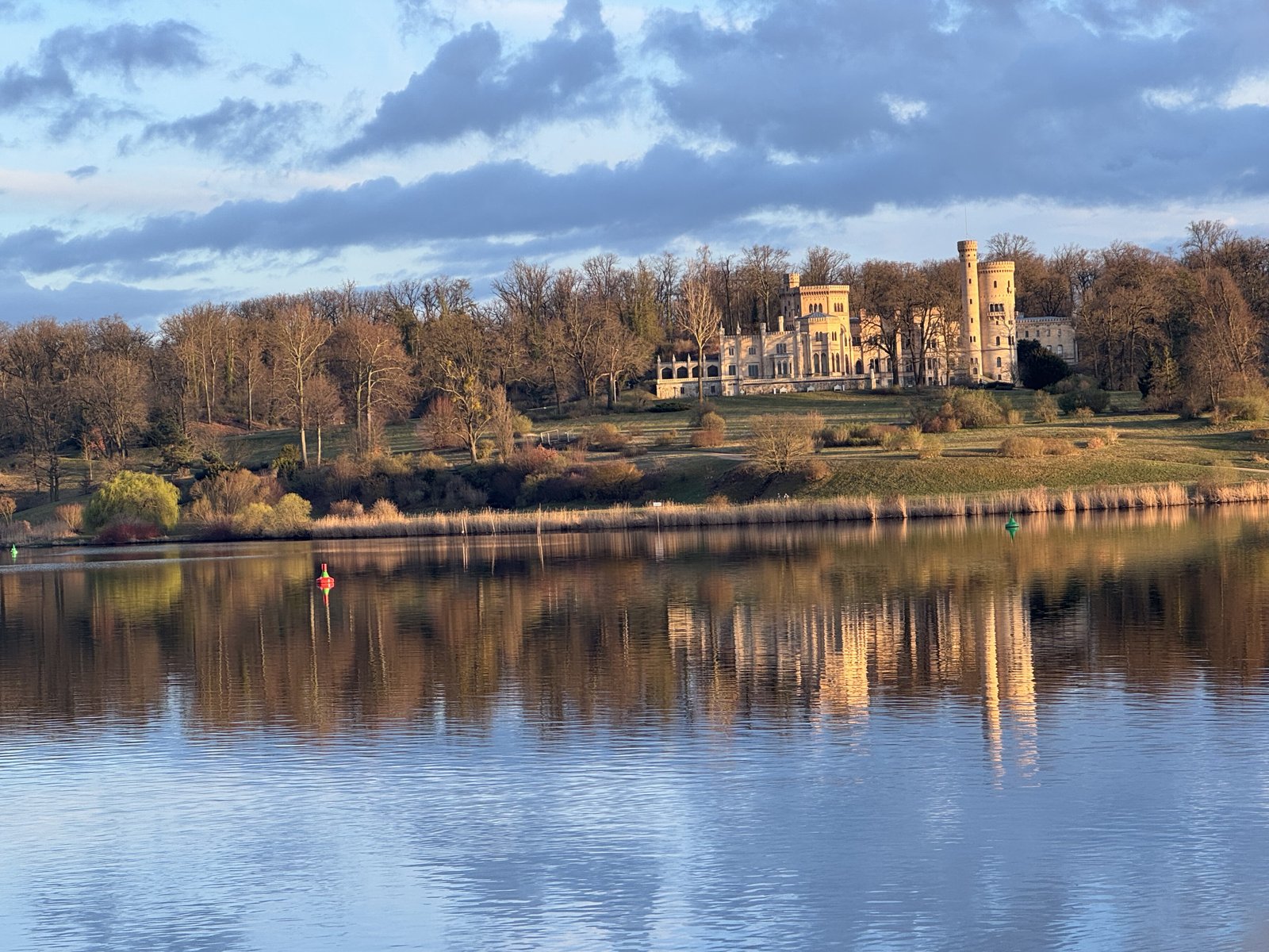 El palacio de Babelsberg a orillas del lago