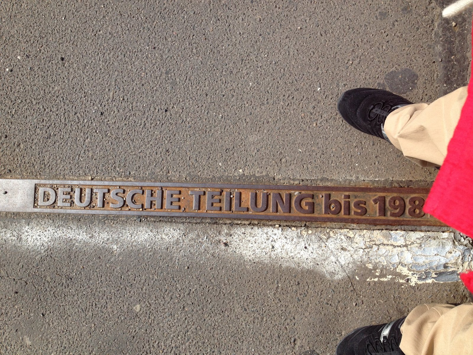 La marca de la antigua frontera en el puente de Glienicke