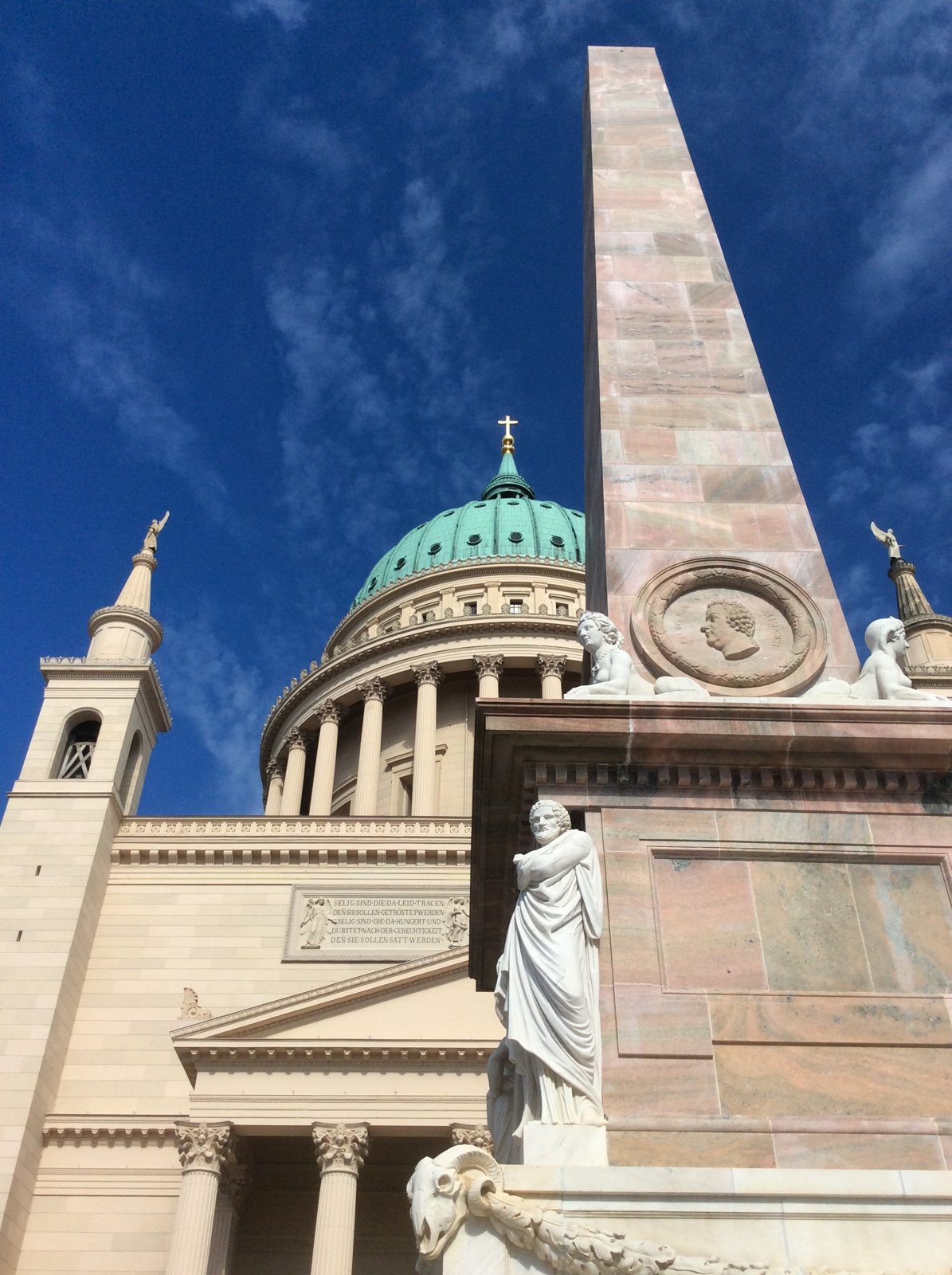 La iglesia de San Nicolás y el obelisco en el Mercado Viejo