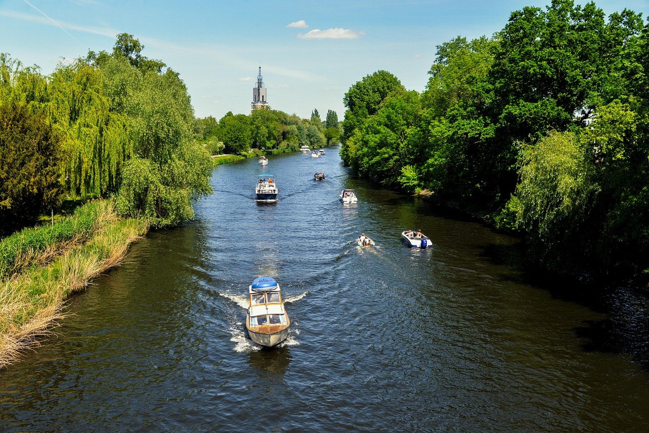 Barcos de excursión en el río Havel cerca de Potsdam