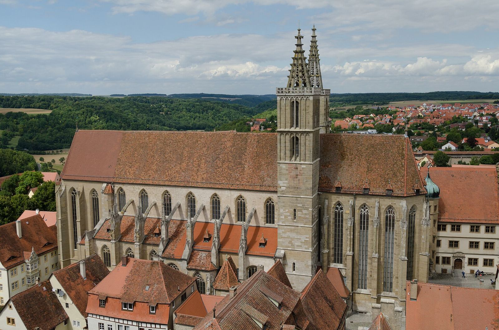 L'église Saint-Jacques vue de la tour de l'hôtel de ville