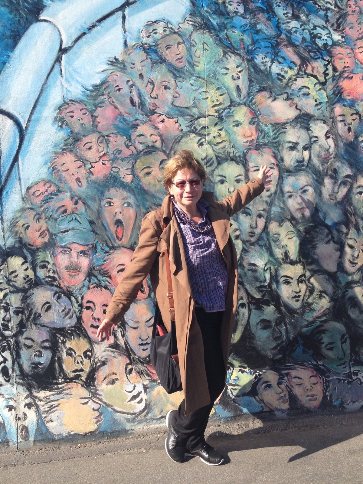 Silvia Höhne ante el Muro en la East Side Gallery